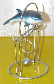 kleiner Schaukeldelfin