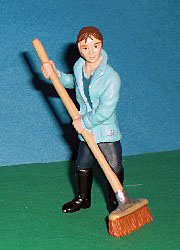 Stallmädchen mit Stallbesen