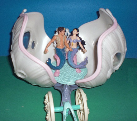 Isabelle und Aryon in magischer Muschelkutsche