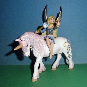 weisse Elfe Bilara auf Einhorn