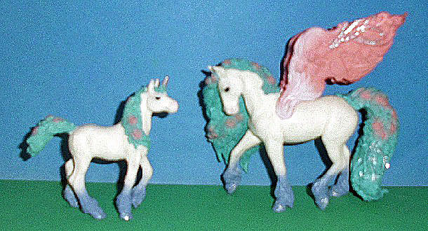 Blüten-Pegasus und Blüten Einhornfohlen